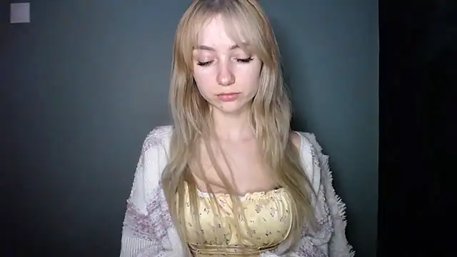 Snapshot of LuciaYoung chatting on January 7, 2026, 7:38 pm LuciaYoung online show from January 7, 2026, 7:38 pm