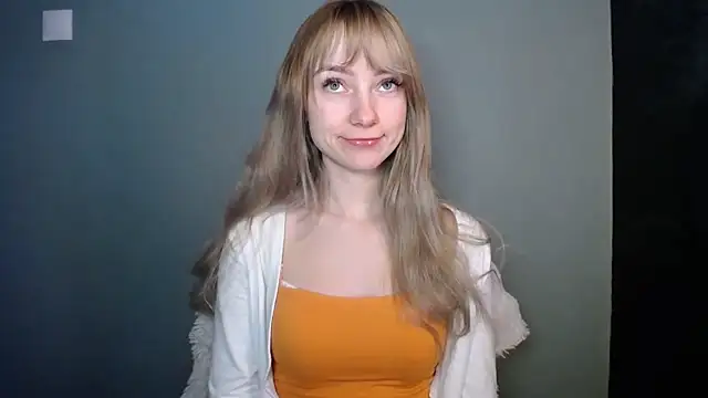 Snapshot of LuciaYoung chatting on January 12, 2026, 7:35 am LuciaYoung online show from January 12, 2026, 7:35 am