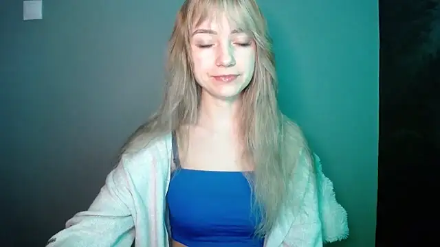 Snapshot of LuciaYoung chatting on January 13, 2026, 7:46 am LuciaYoung online show from January 13, 2026, 7:46 am