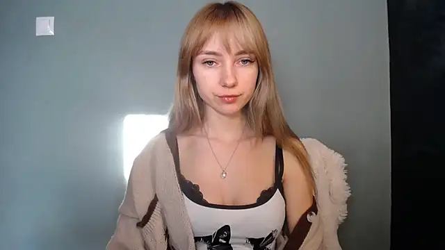 Snapshot of LuciaYoung chatting on January 17, 2026, 7:46 am LuciaYoung online show from January 17, 2026, 7:46 am