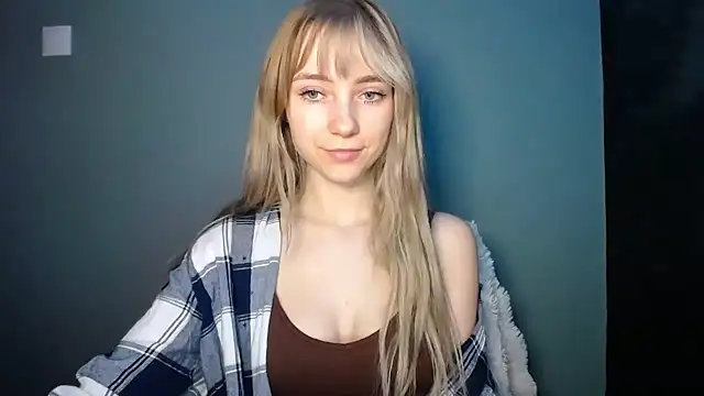 Snapshot of LuciaYoung chatting on February 2, 2026, 8:07 pm LuciaYoung online show from February 2, 2026, 8:07 pm