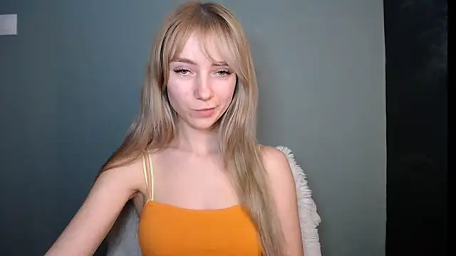 Snapshot of LuciaYoung chatting on February 7, 2026, 7:17 pm LuciaYoung online show from February 7, 2026, 7:17 pm