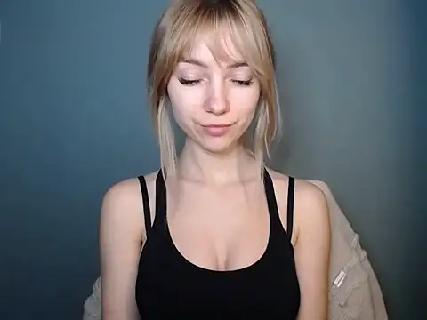 Snapshot of LuciaYoung chatting on February 9, 2026, 7:45 am LuciaYoung online show from February 9, 2026, 7:45 am