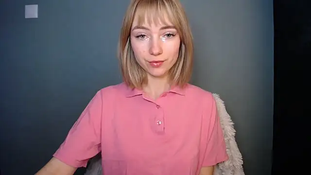 Snapshot of LuciaYoung chatting on February 13, 2026, 1:18 pm LuciaYoung online show from February 13, 2026, 1:18 pm