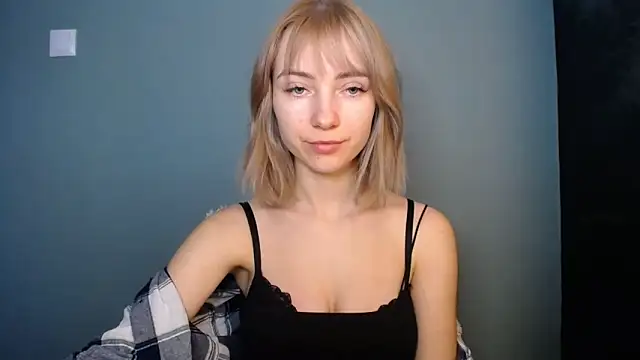 Snapshot of LuciaYoung chatting on February 15, 2026, 1:20 pm LuciaYoung online show from February 15, 2026, 1:20 pm