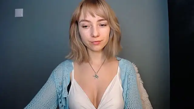 Snapshot of LuciaYoung chatting on February 17, 2026, 7:38 am LuciaYoung online show from February 17, 2026, 7:38 am