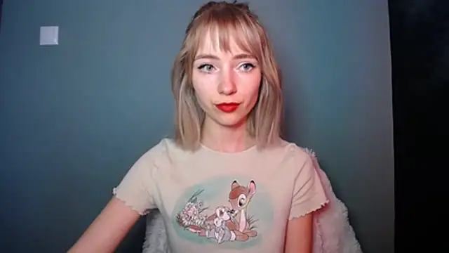 Snapshot of LuciaYoung chatting on February 22, 2026, 7:29 am LuciaYoung online show from February 22, 2026, 7:29 am