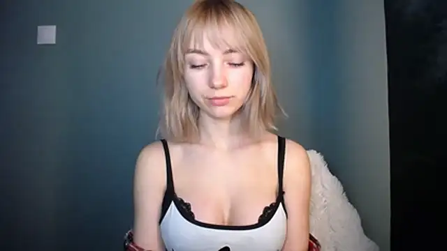 Snapshot of LuciaYoung chatting on February 23, 2026, 8:01 am LuciaYoung online show from February 23, 2026, 8:01 am