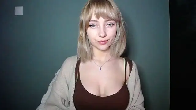 Snapshot of LuciaYoung chatting on March 4, 2026, 7:20 pm LuciaYoung online show from March 4, 2026, 7:20 pm