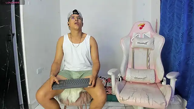 Latinos couples online show from May 5, 2026, 4:09 am