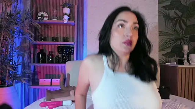 LIAH IZUMI online show from November 11, 2025, 1:33 pm