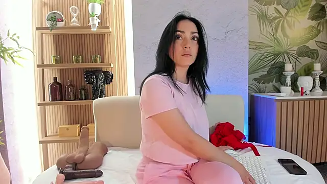 LIAH IZUMI online show from December 4, 2025, 1:09 pm