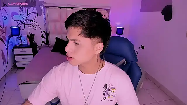 Snapshot of Niicky1_ chatting on December 23, 2024, 8:14 pm Niicky1 online show from December 23, 2024, 8:14 pm