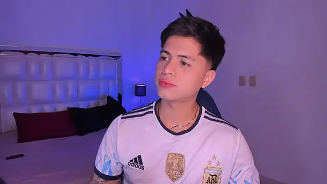 Snapshot of Niicky1_ chatting on January 6, 2025, 8:28 pm Niicky1 online show from January 6, 2025, 8:28 pm