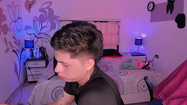 Snapshot of Niicky1_ chatting on February 10, 2025, 9:15 pm Niicky1 online show from February 10, 2025, 9:15 pm