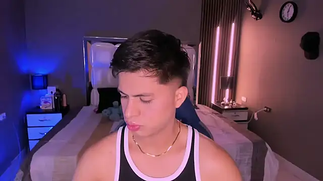 Snapshot of Niicky1_ chatting on March 4, 2025, 9:43 pm Niicky1 online show from March 4, 2025, 9:43 pm