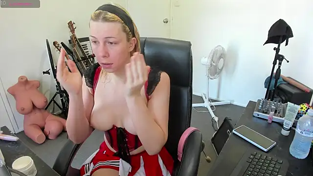 Ts-lucy-lux online show from November 5, 2025, 9:04 pm