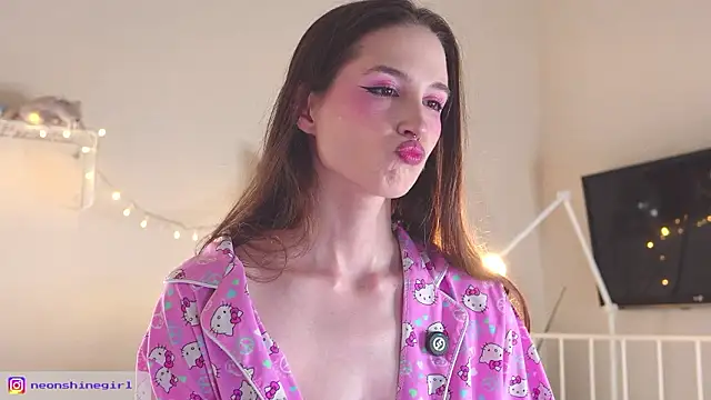 Snapshot of NeonShine chatting on February 11, 2026, 5:56 am NeonShine online show from February 11, 2026, 5:56 am