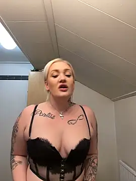 Snapshot of QueenOfFknBj chatting on December 27, 2024, 10:26 pm QueenOfFknBj online show from December 27, 2024, 10:26 pm