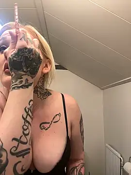 Snapshot of QueenOfFknBj chatting on January 13, 2025, 3:47 pm QueenOfFknBj online show from January 13, 2025, 3:47 pm