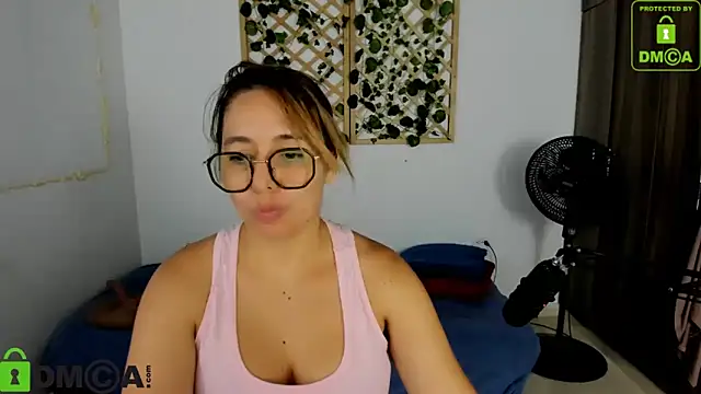 Snapshot of isa_loves_cum chatting on September 9, 2025, 9:25 pm isa loves cum online show from September 9, 2025, 9:25 pm