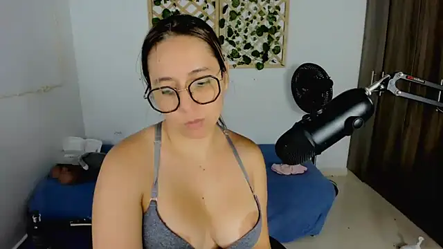 Snapshot of isa_loves_cum chatting on September 17, 2025, 11:50 pm isa loves cum online show from September 17, 2025, 11:50 pm
