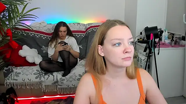 Snapshot of Radiants_two chatting on December 21, 2024, 2:52 am Radiants two online show from December 21, 2024, 2:52 am