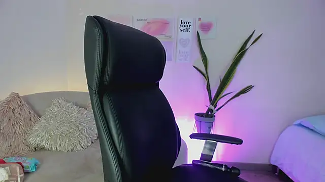 ChloeHarper  online show from March 3, 2025, 4:14 pm