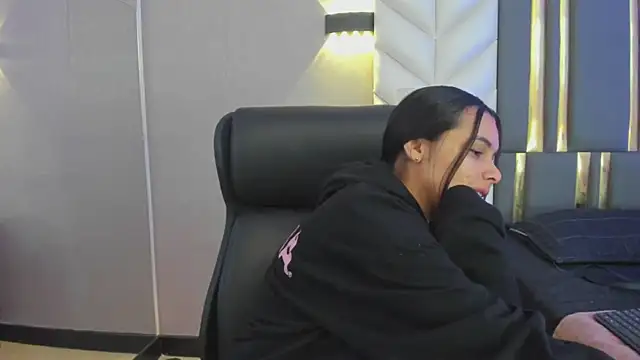 Snapshot of ChloeHarper_ chatting on April 9, 2026, 11:37 am ChloeHarper online show from April 9, 2026, 11:37 am