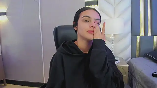 Snapshot of ChloeHarper_ chatting on April 15, 2026, 12:01 pm ChloeHarper online show from April 15, 2026, 12:01 pm