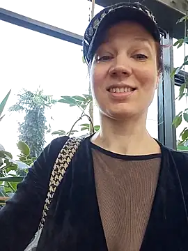 Snapshot of Exhibitionsplit chatting on January 15, 2026, 11:04 am Exhibitionsplit online show from January 15, 2026, 11:04 am