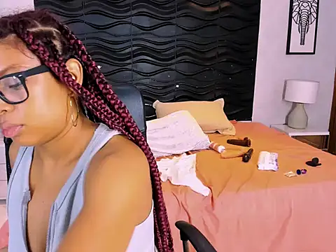 Naomi Tylers online show from October 26, 2025, 2:17 am