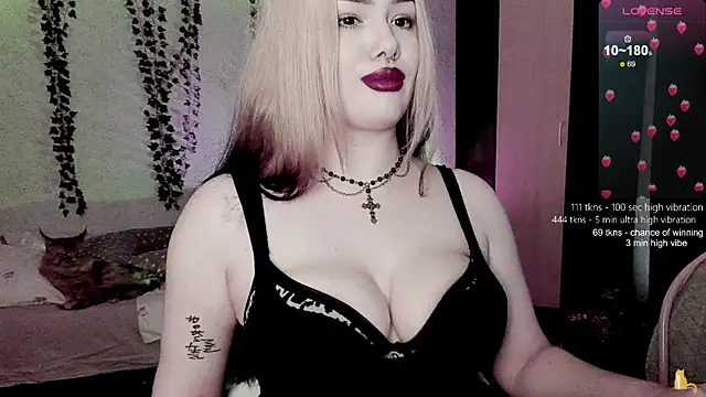 Snapshot of strawberry_elfcat chatting on February 8, 2026, 5:11 am strawberry elfcat online show from February 8, 2026, 5:11 am