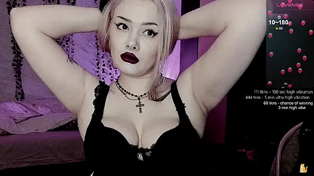 Snapshot of strawberry_elfcat chatting on February 15, 2026, 9:33 pm strawberry elfcat online show from February 15, 2026, 9:33 pm