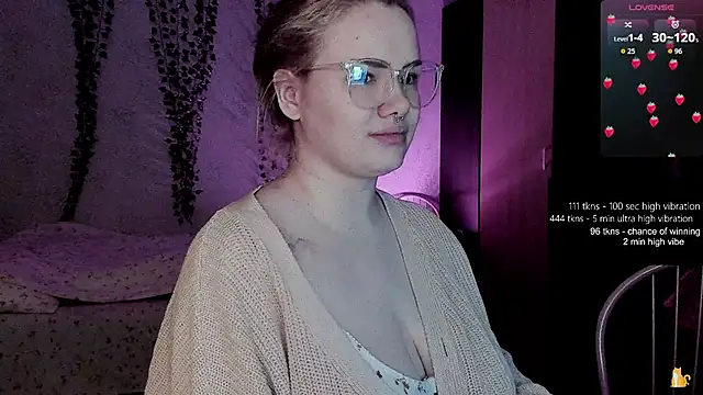 strawberry elfcat online show from May 11, 2026, 2:28 am