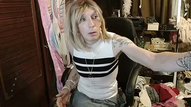 Ombeline1 online show from October 29, 2025, 7:04 pm