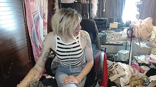 Ombeline1 online show from October 31, 2025, 11:55 am