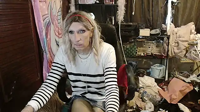 Ombeline1 online show from November 3, 2025, 2:07 pm