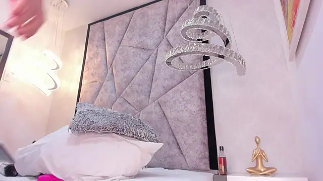 Camilaa Sanchez  online show from February 4, 2025, 5:12 pm