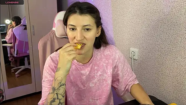 Snapshot of Katrin__kiss chatting on January 23, 2025, 8:35 pm Katrin kiss online show from January 23, 2025, 8:35 pm