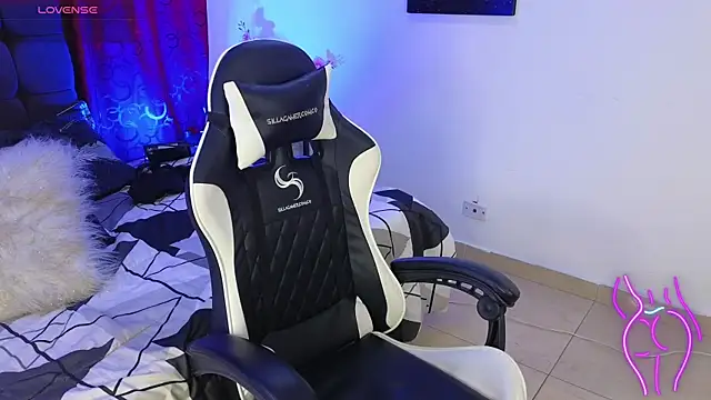 Majuu   online show from November 26, 2025, 1:34 pm