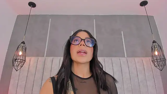 emelie 89 online show from November 23, 2025, 7:46 pm