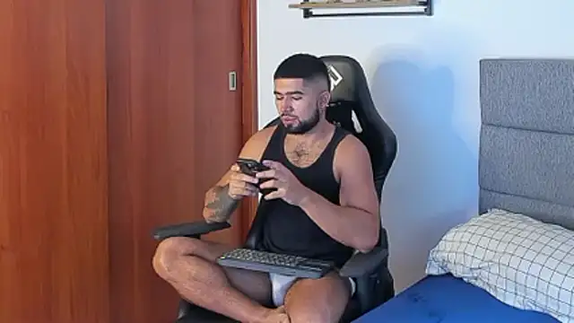 Snapshot of ethaanjones chatting on November 23, 2025, 12:49 pm ethaanjones online show from November 23, 2025, 12:49 pm