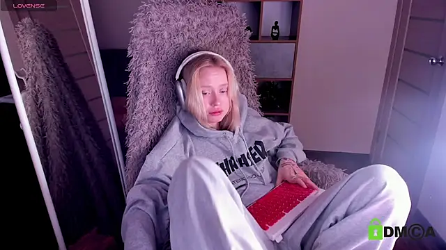 MalenaErnman online show from January 26, 2025, 1:36 pm