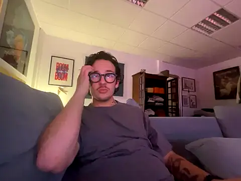 Snapshot of hardmecl chatting on October 3, 2025, 8:28 pm hardmecl online show from October 3, 2025, 8:28 pm