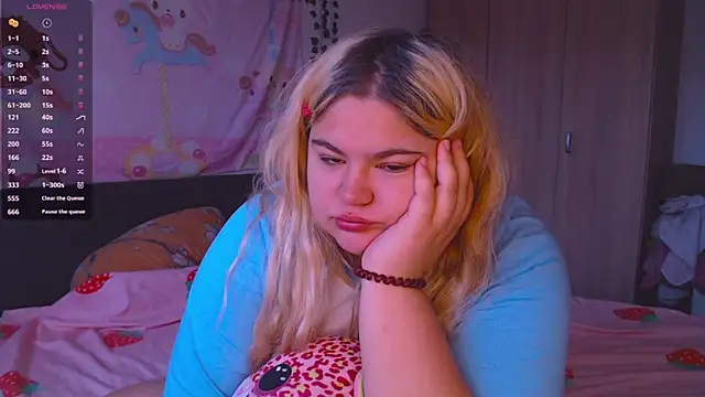 Snapshot of Freakcute_ chatting on October 3, 2025, 2:03 pm Freakcute  online show from October 3, 2025, 2:03 pm