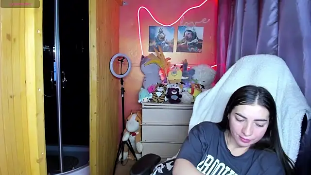 Fiery Brunette  online show from April 4, 2026, 12:02 pm