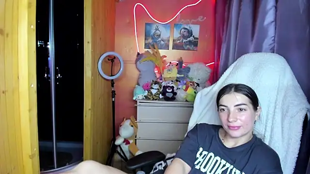 Fiery Brunette  online show from June 19, 2026, 3:44 am