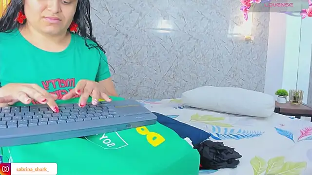 sabrina shark  online show from December 5, 2025, 2:42 am