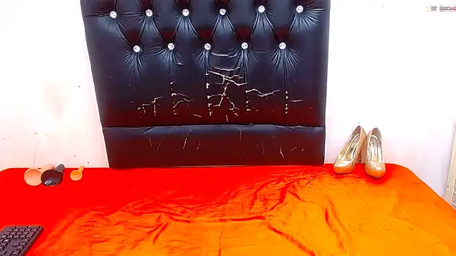 JUICYASSxxx online show from March 18, 2025, 4:37 pm